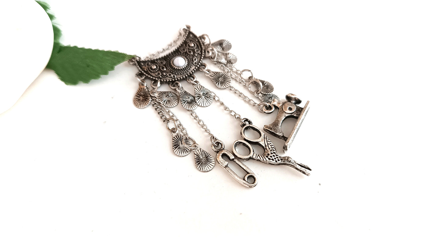 Broche de costurera chatelaine