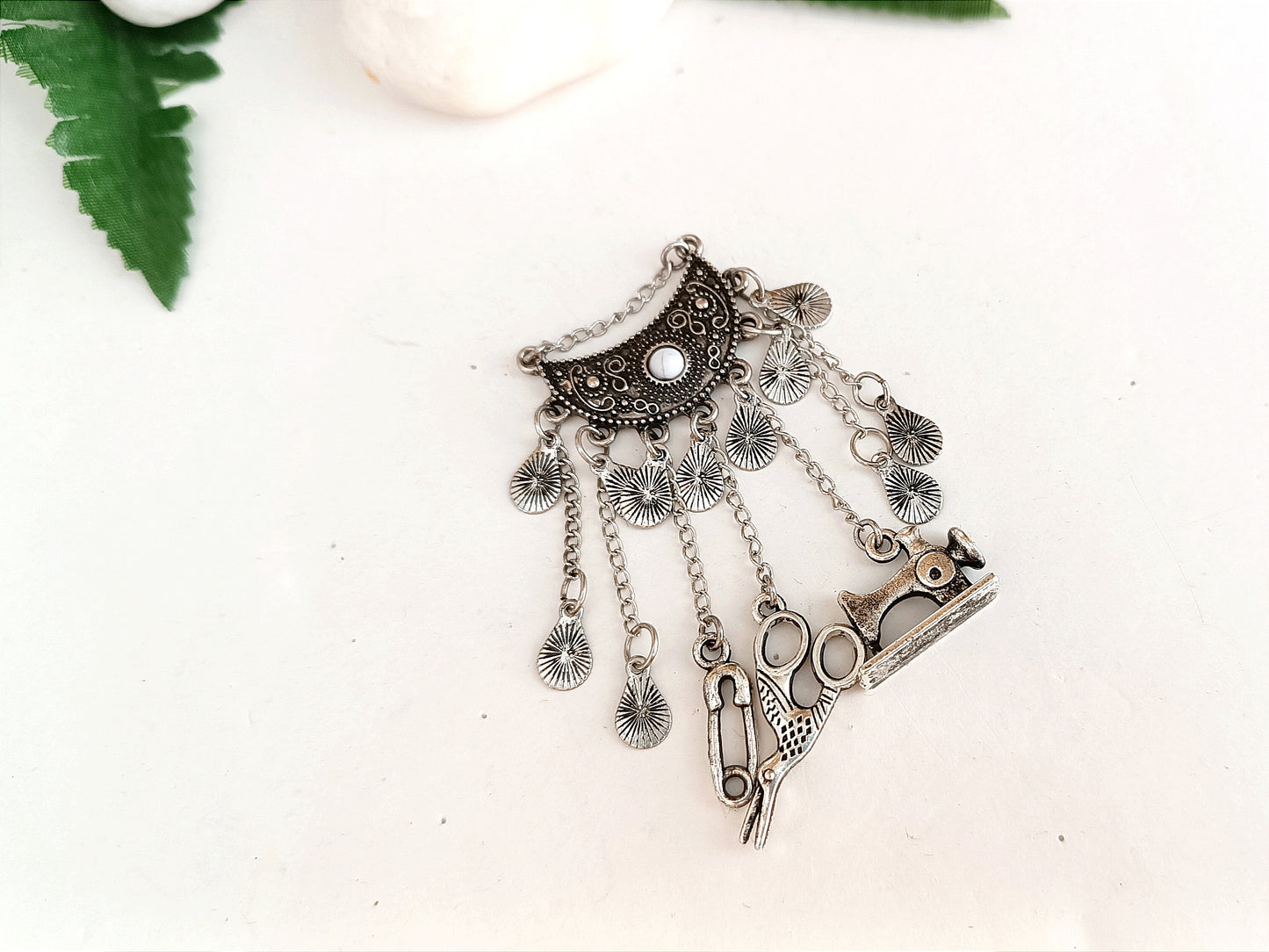 Broche de costurera chatelaine