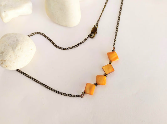 gargantilla minimalista con nácar