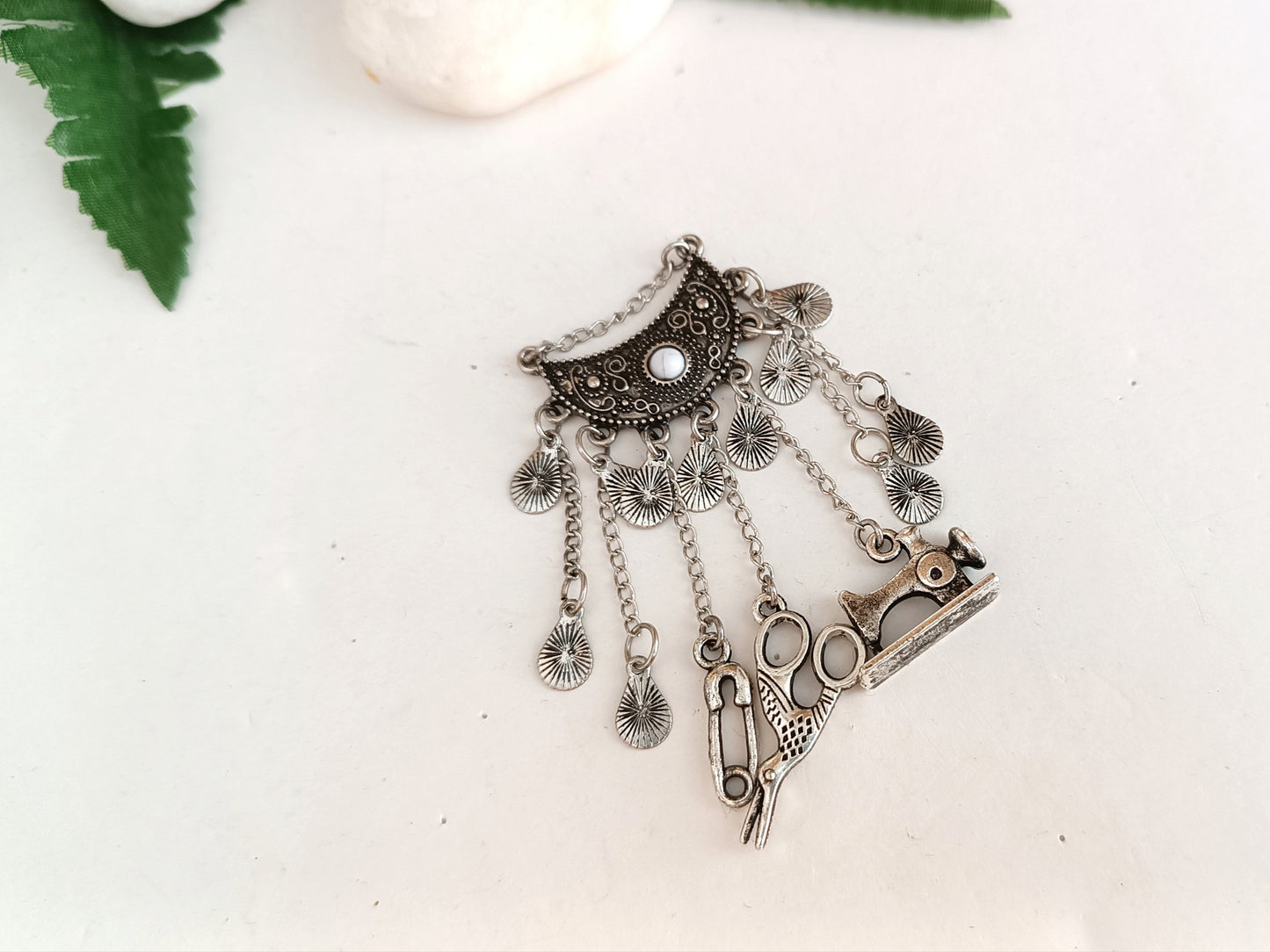 Broche de costurera chatelaine