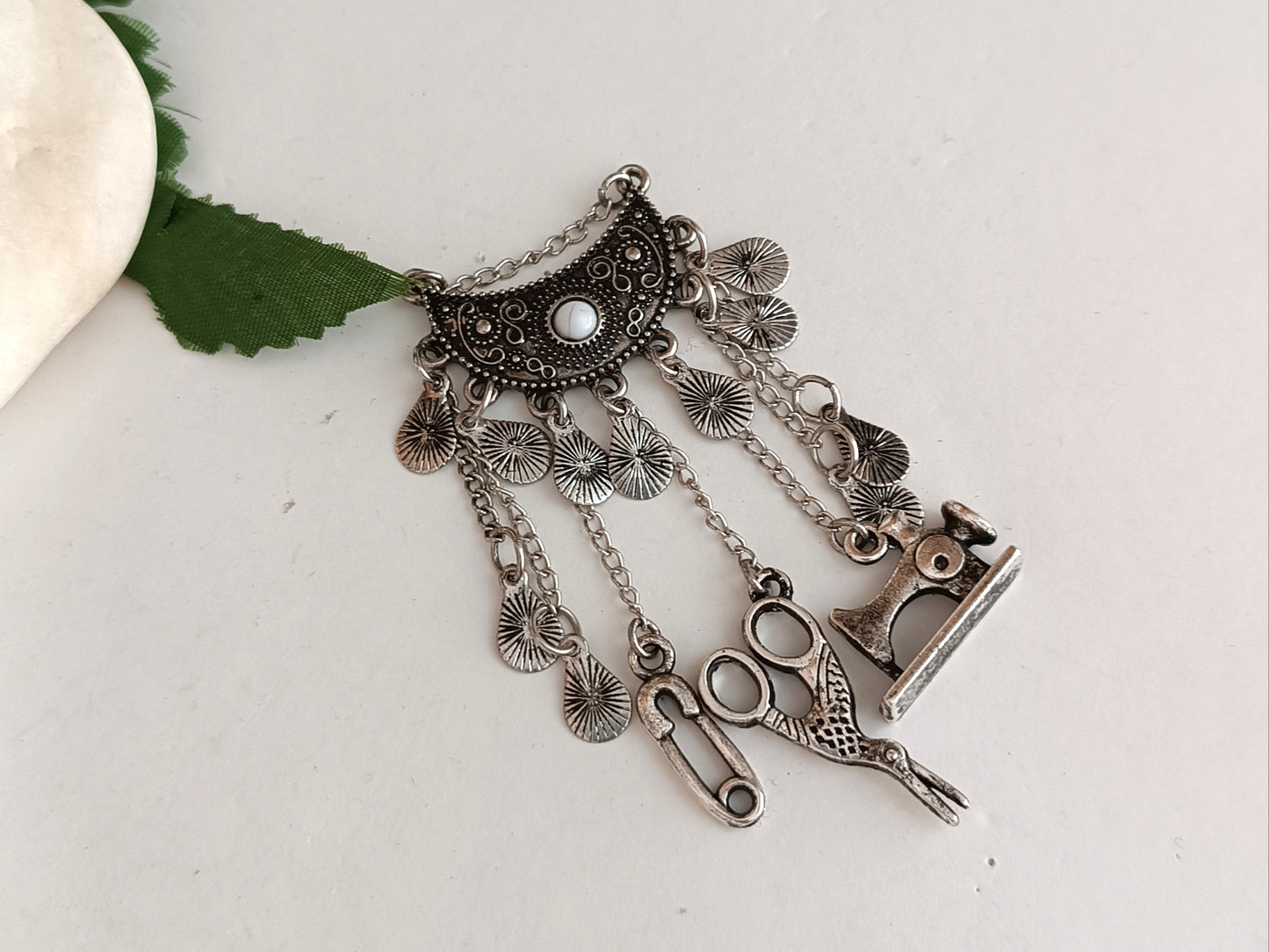 Broche de costurera chatelaine