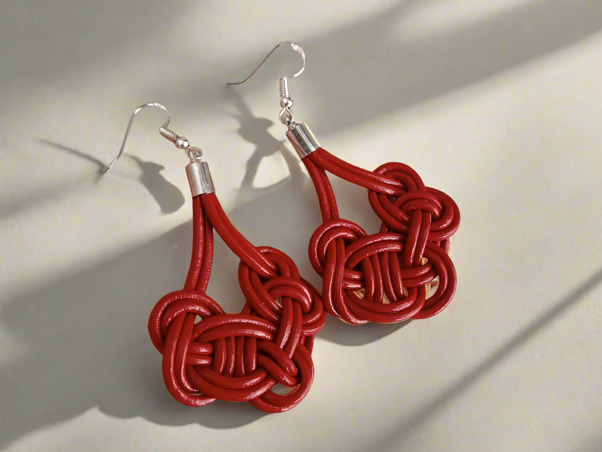 Pendientes cuero y acero con nudo marinero azul