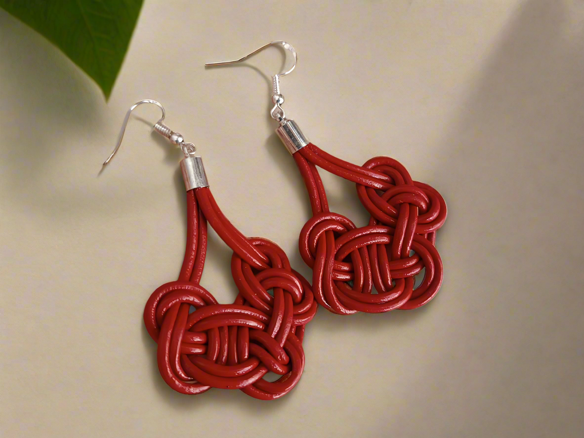 Pendientes cuero y acero con nudo marinero azul