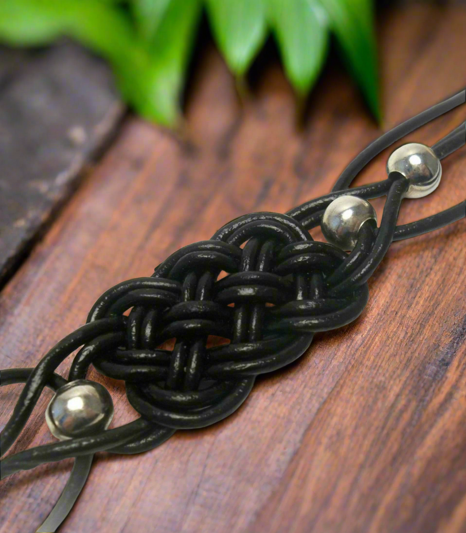 Pulsera de cuero negro trenzada