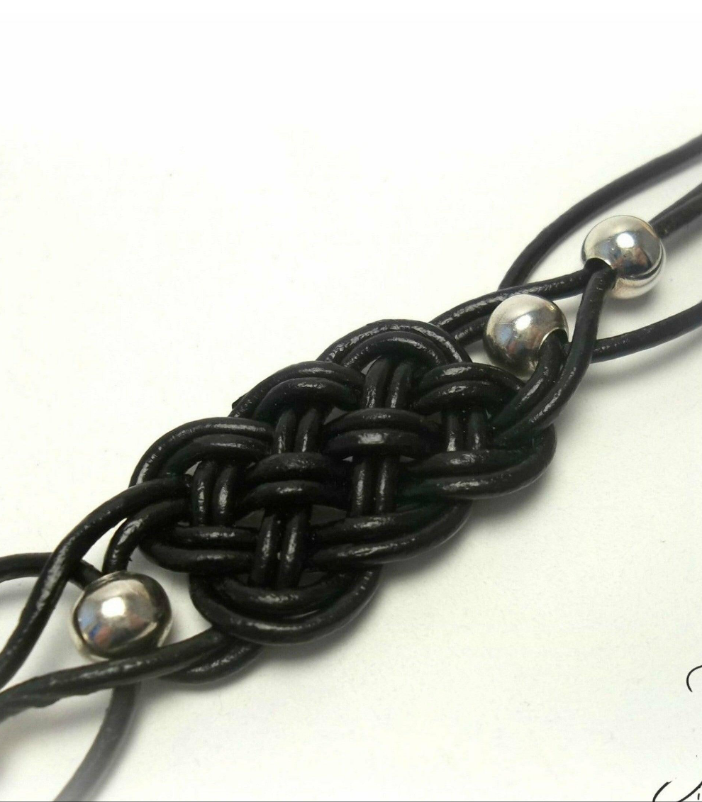 Pulsera de cuero negro trenzada