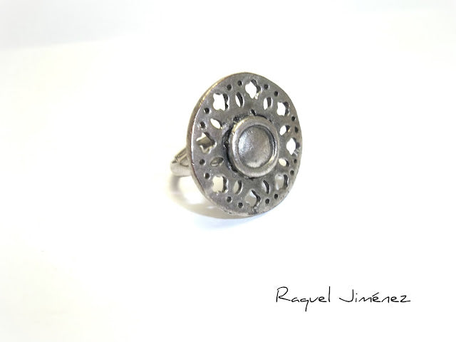 anillo plateado etnico