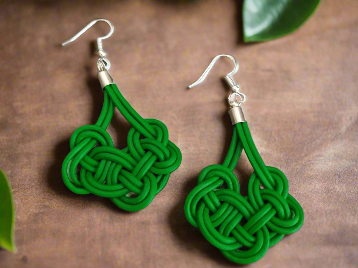 Pendientes cuero y plata con nudos celta irlandés.