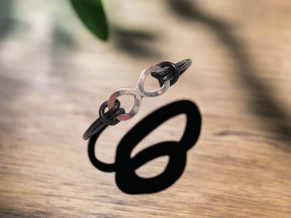 brazalete de cuero con infinito