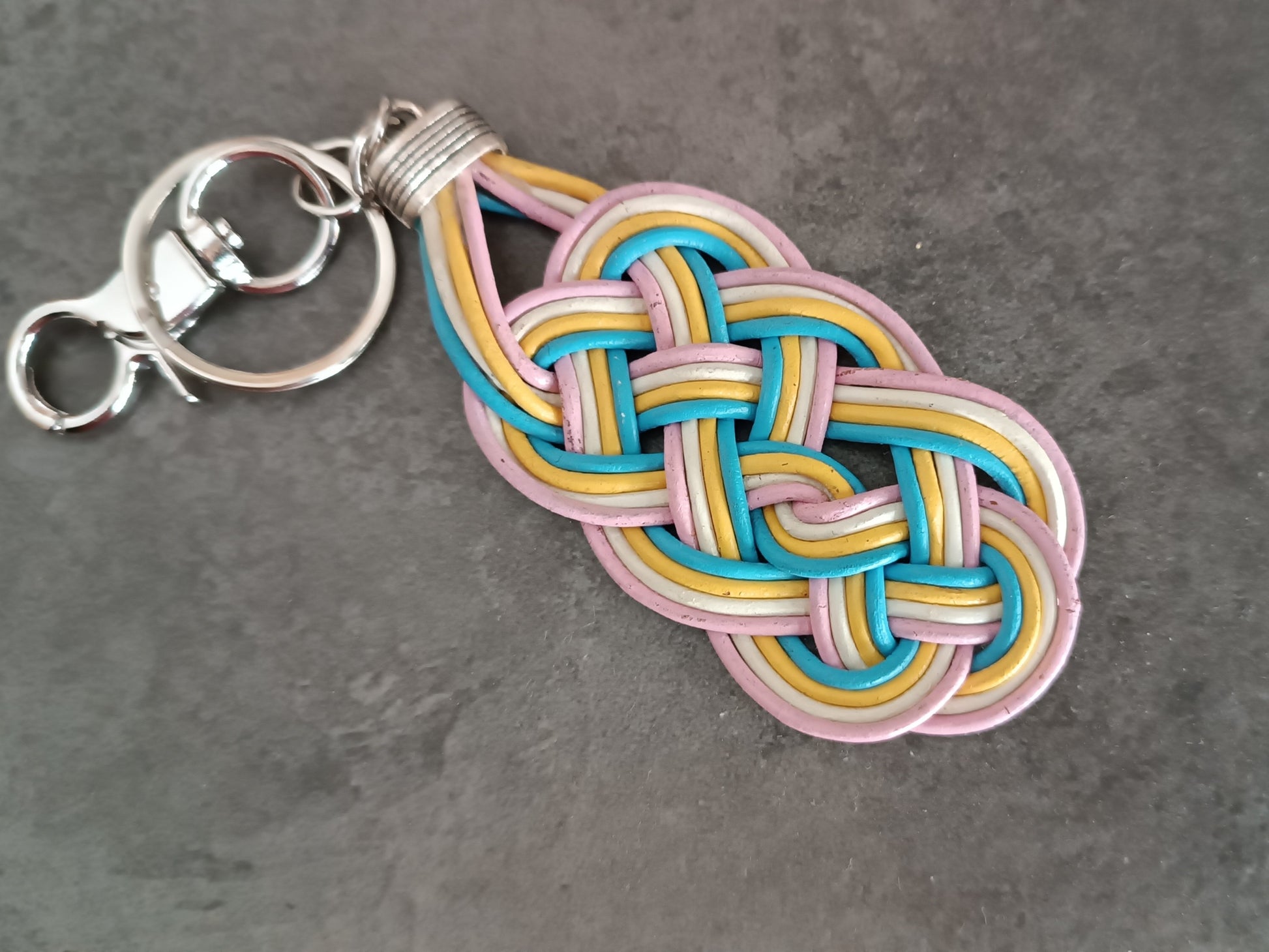 llavero charm para bolos cuero trenzado