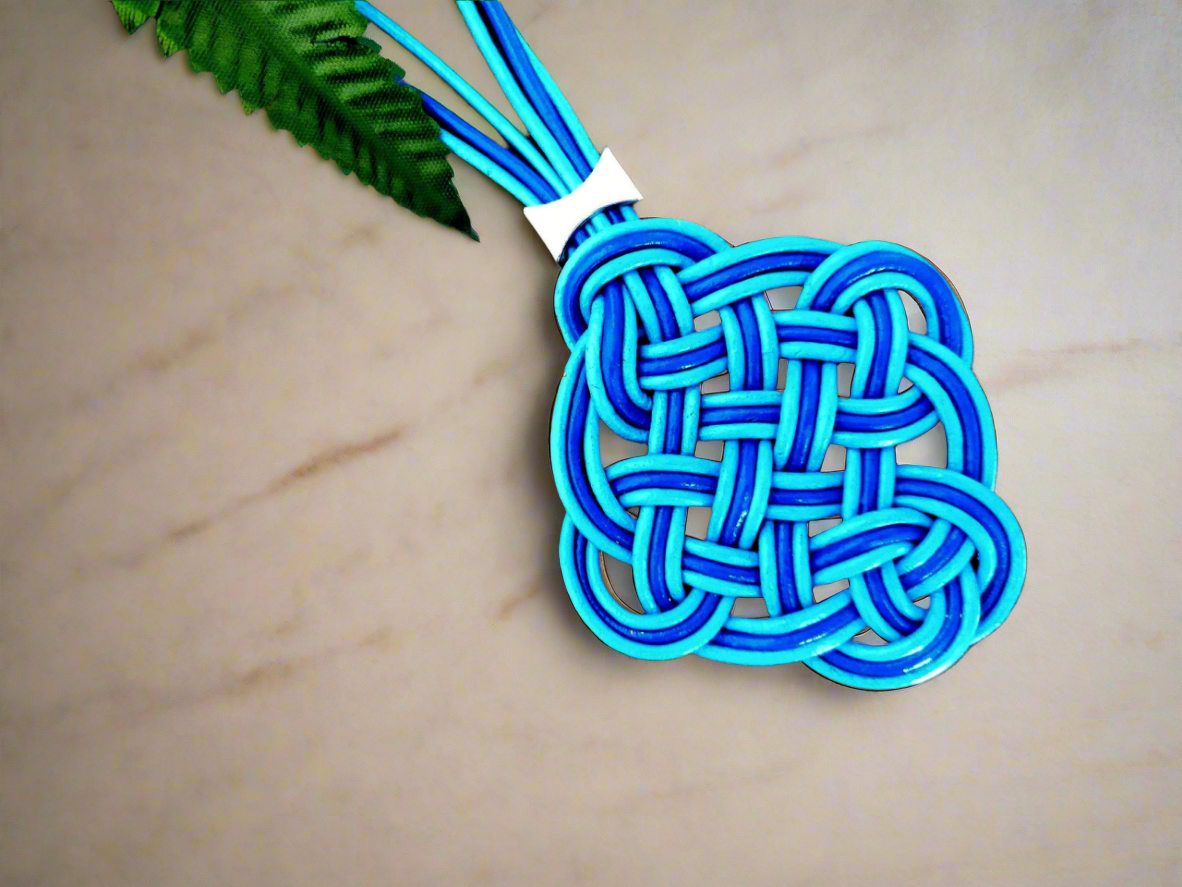 Collar con colgante marinero azul