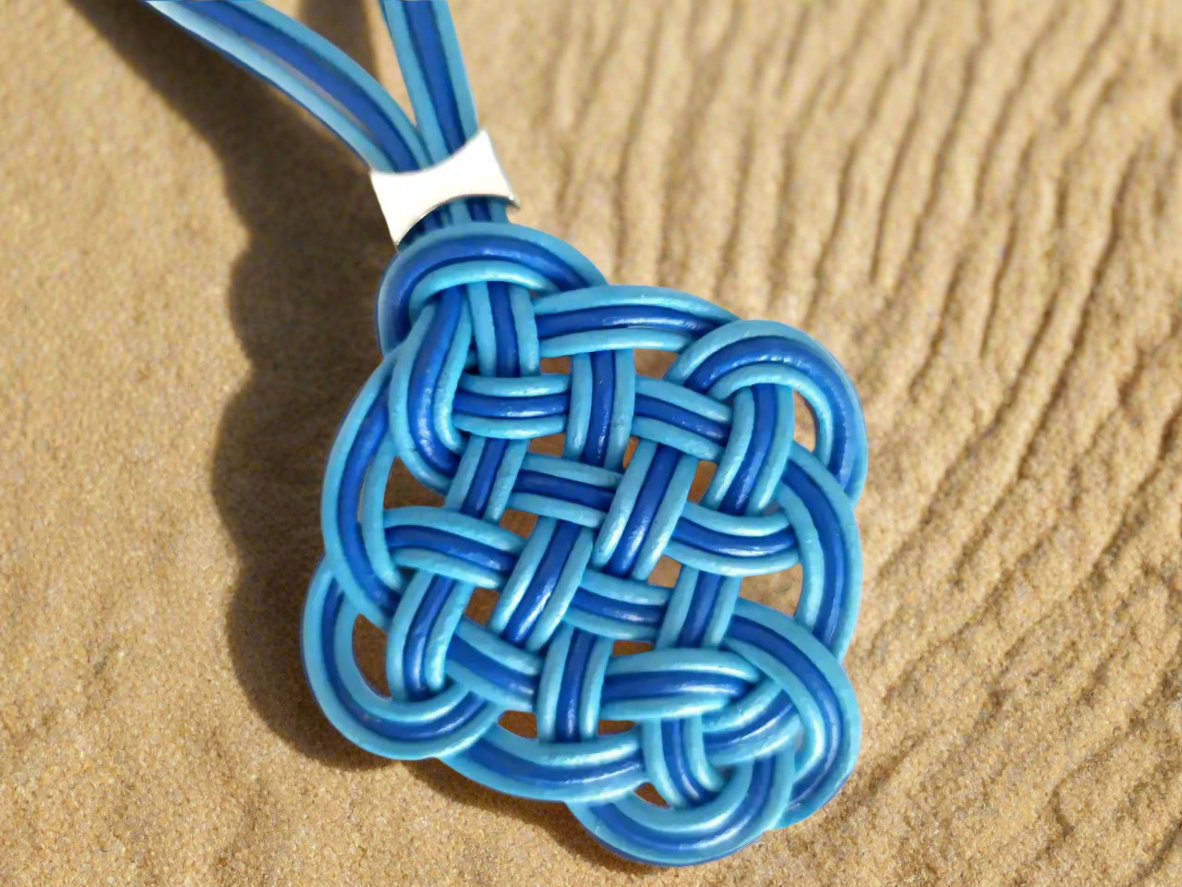 Collar con colgante marinero azul