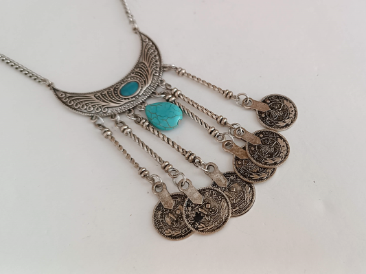 collar con colgante estilo boho con turquesa y monedas
