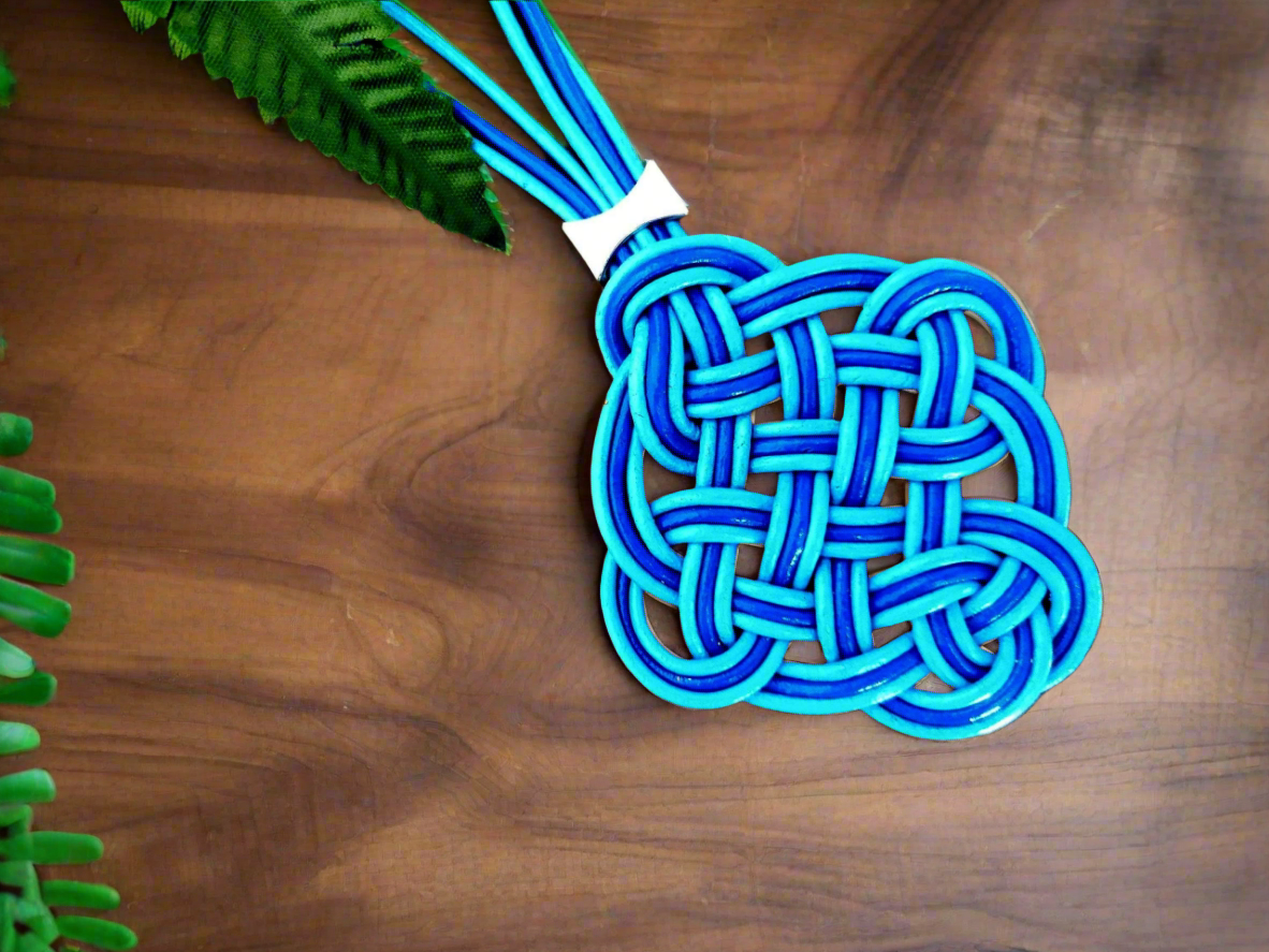 Collar con colgante marinero azul