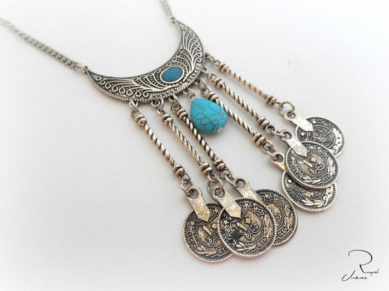 collar con colgante estilo boho con turquesa y monedas