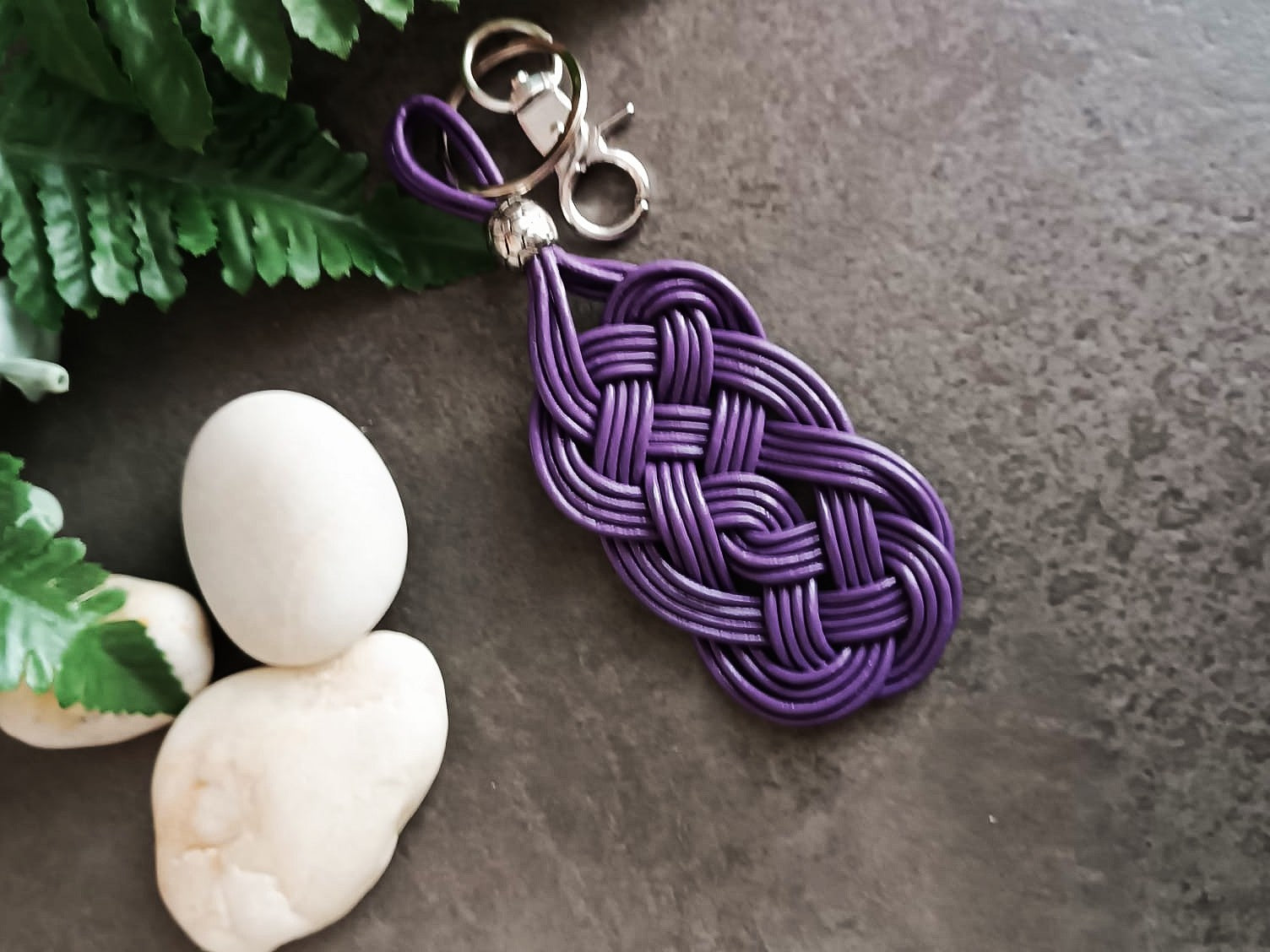llavero de cuero trenzado en morado