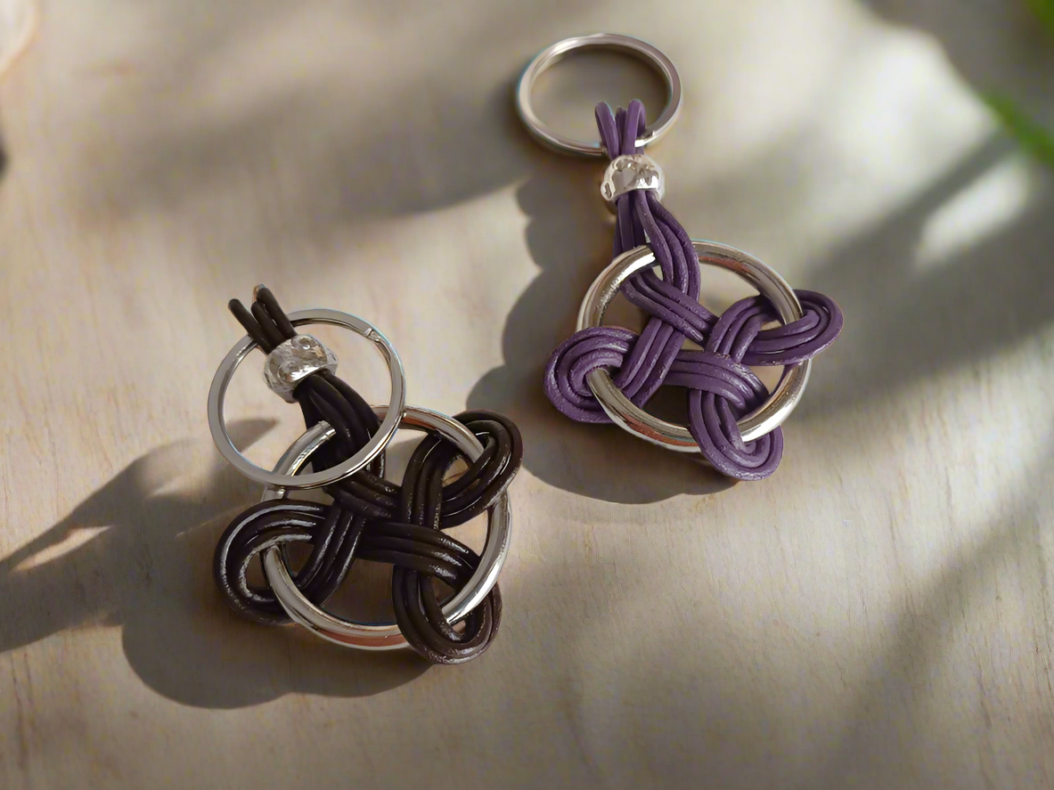 llavero nudo de las brujas acero y cuero