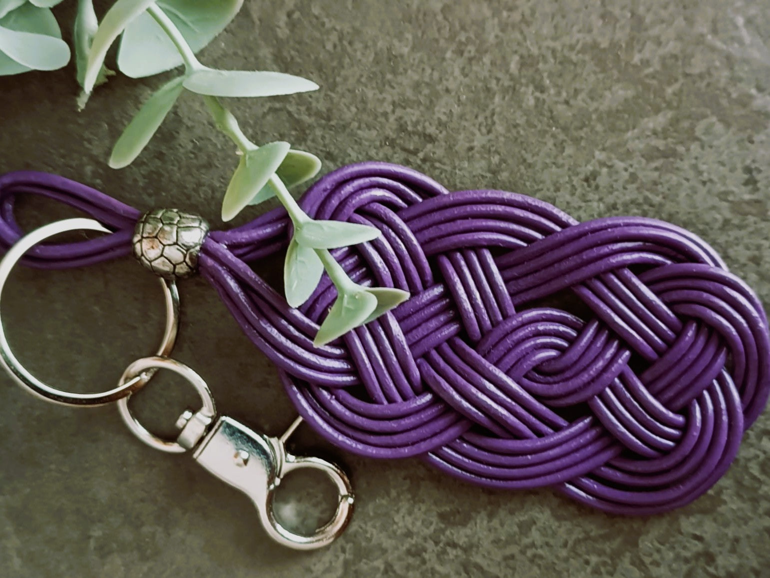 llavero de cuero trenzado color morado