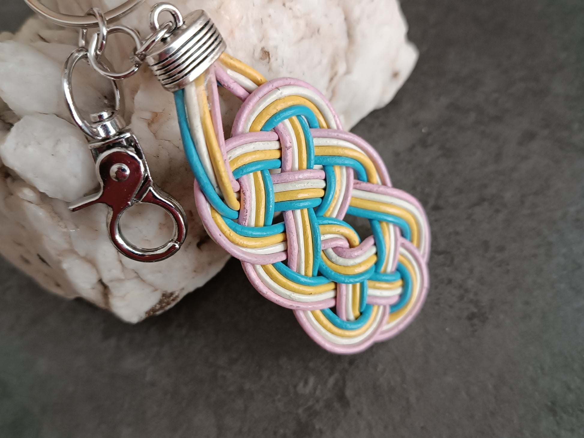 llavero charm bolso de cuero trenzado