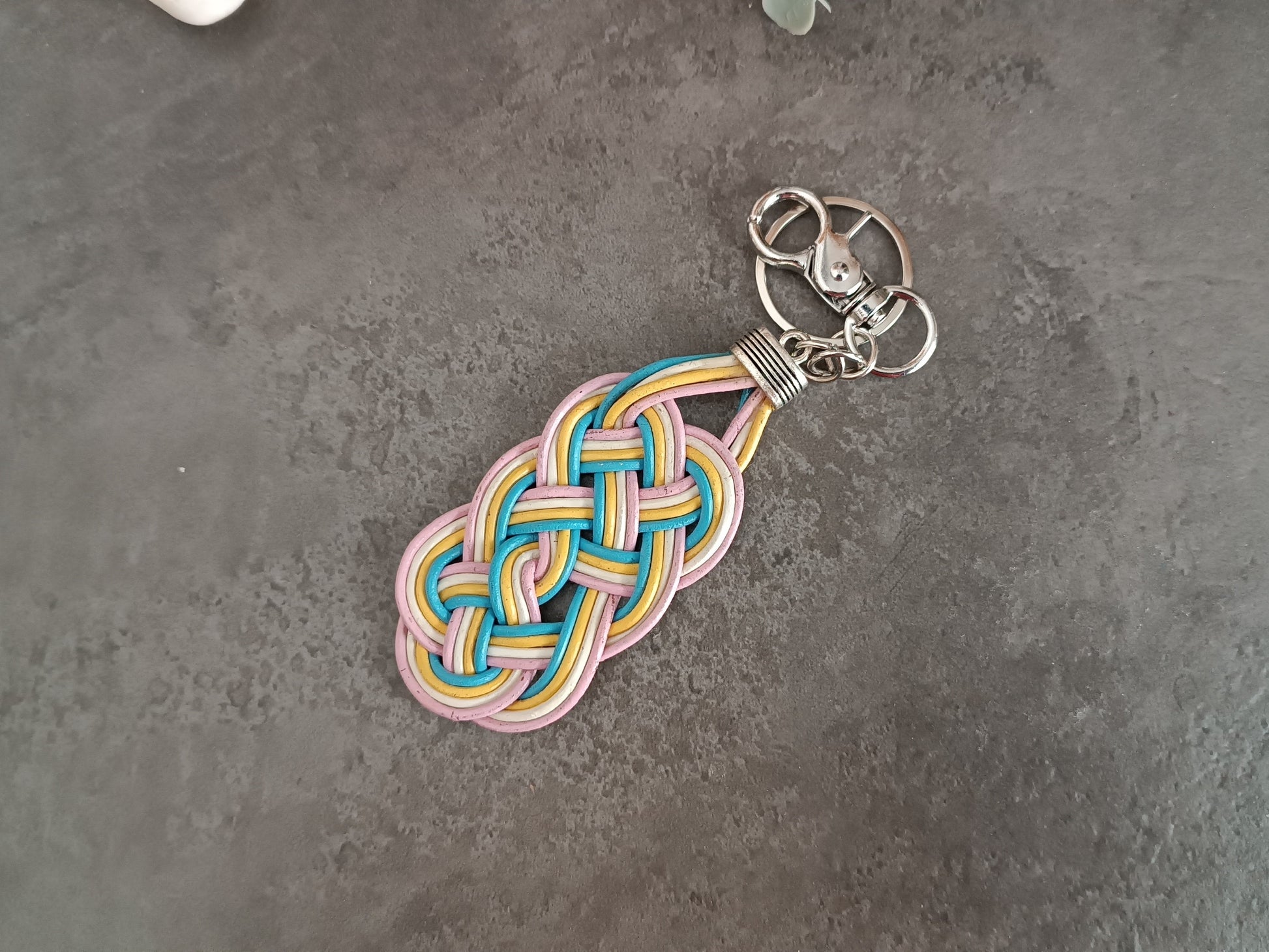 llavero colores pastel cuero trenzado