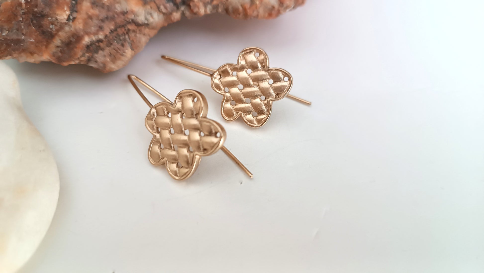 pendientes dorados trenzados