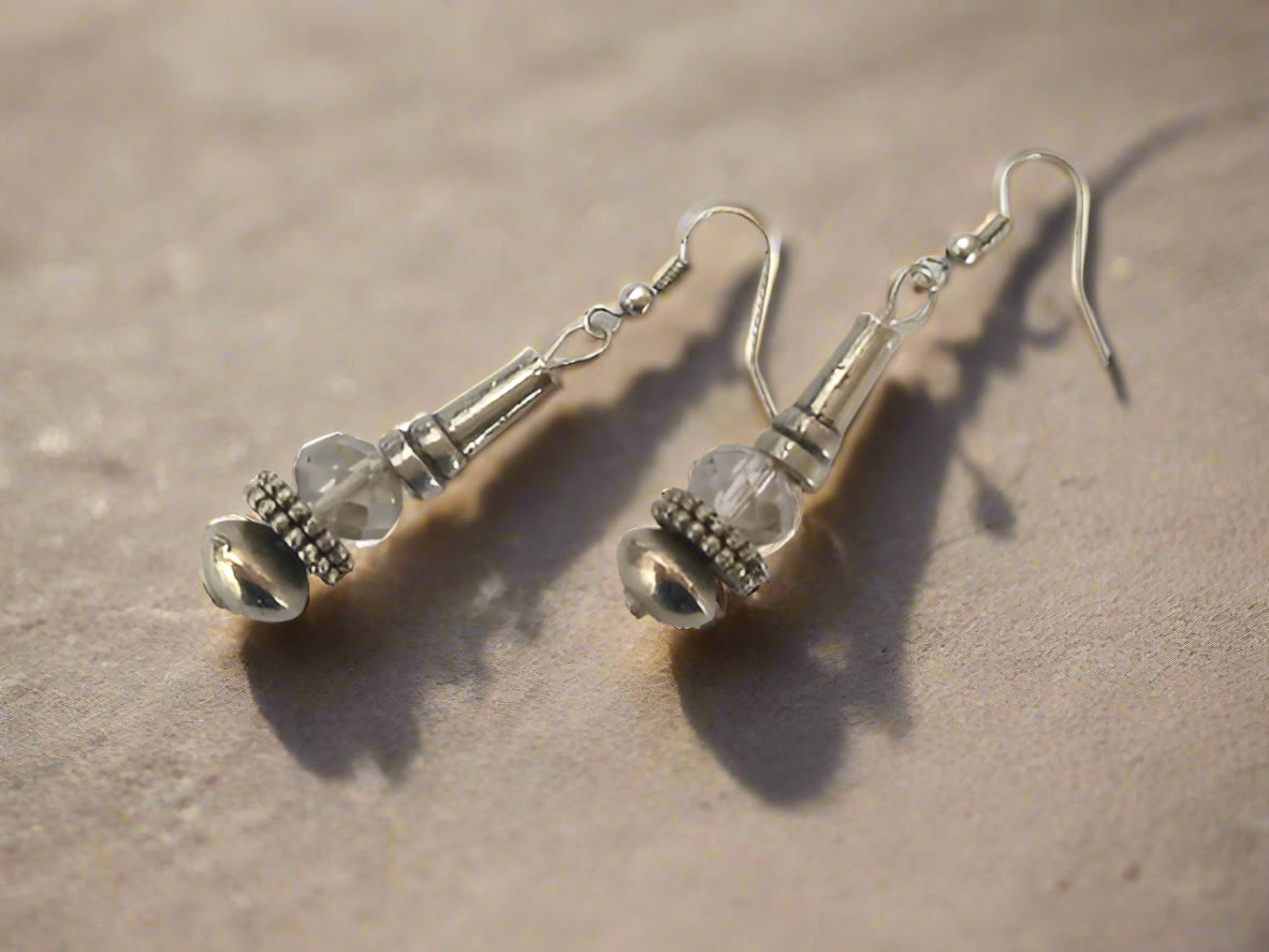 pendientes plateados y cristal facetado con ganchos de plata o acero quirúrgico