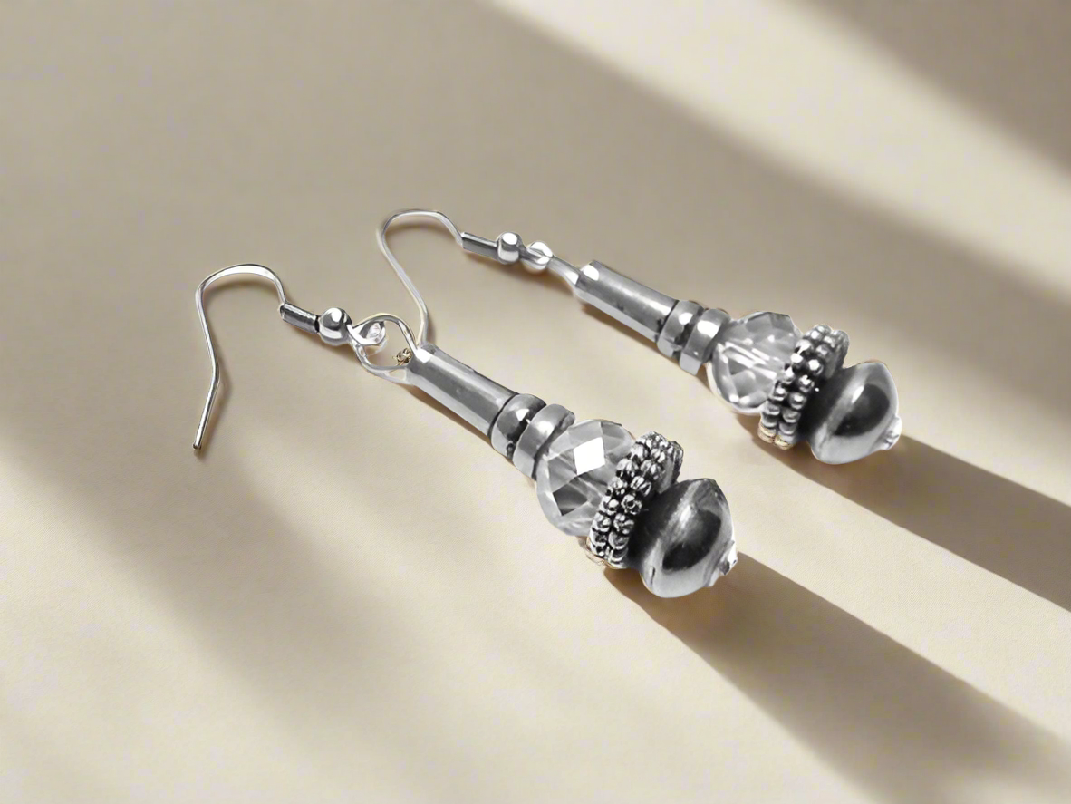 pendientes plateados y cristal facetado con ganchos de plata o acero quirúrgico