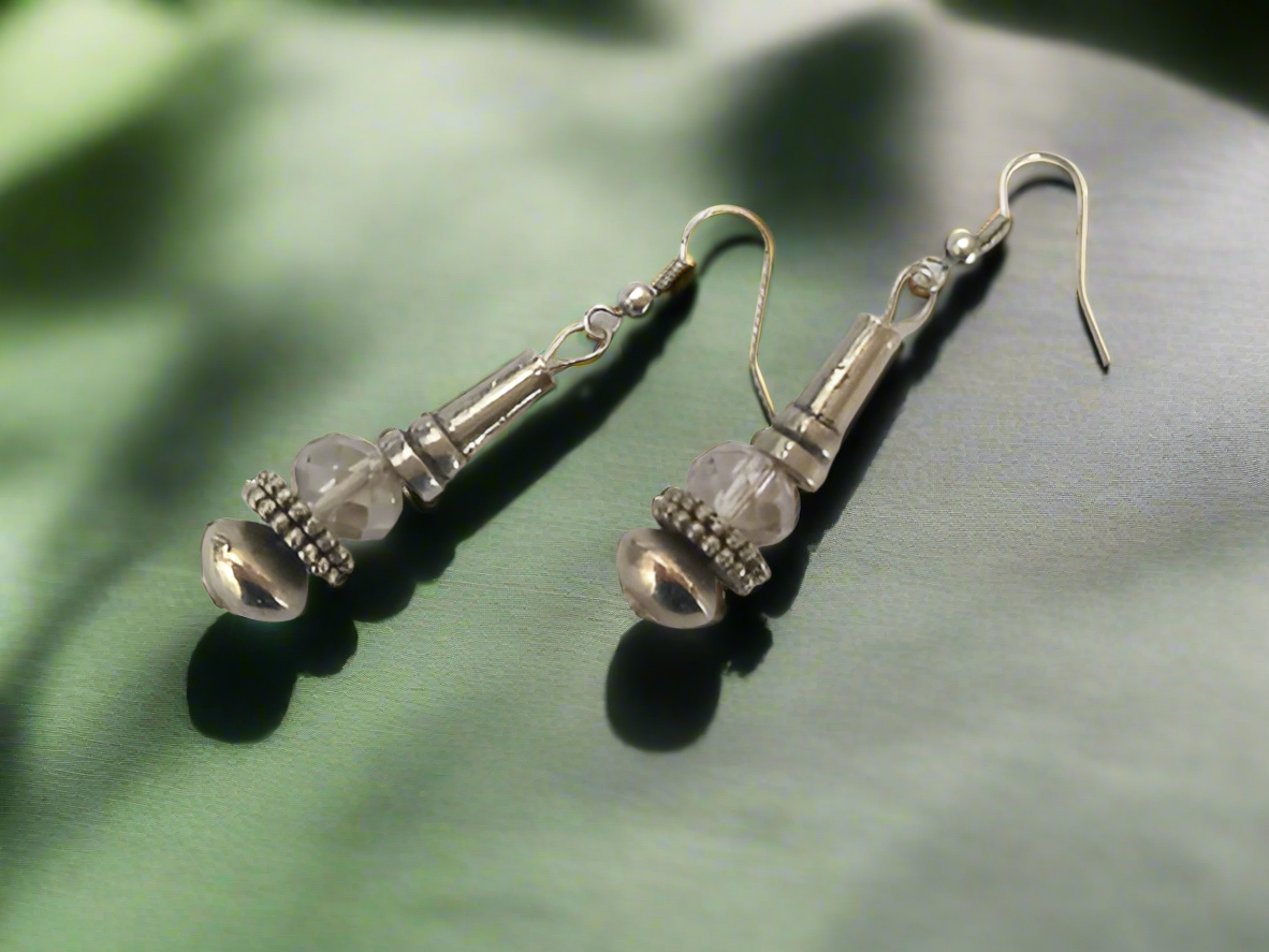 pendientes plateados y cristal facetado con ganchos de plata o acero quirúrgico