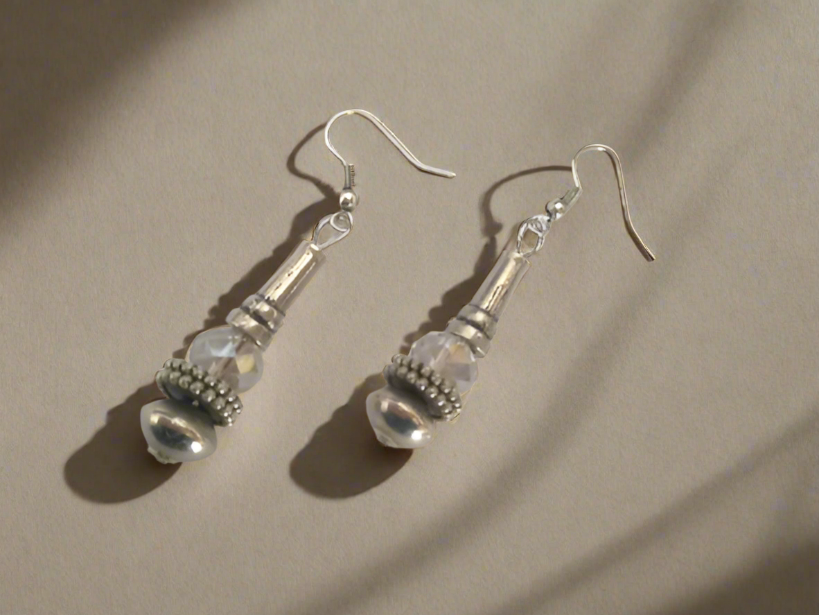 pendientes plateados y cristal facetado con ganchos de plata o acero quirúrgico