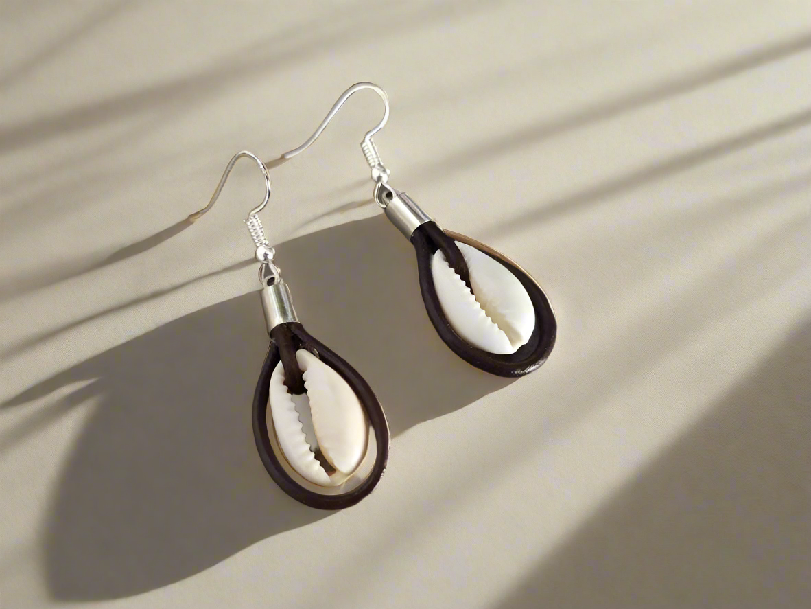 pendientes caracolas y  cuero