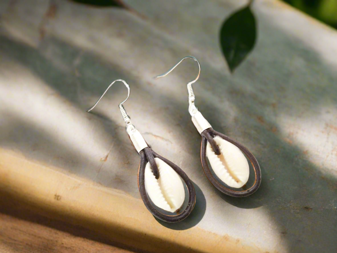 pendientes caracolas  y cuero