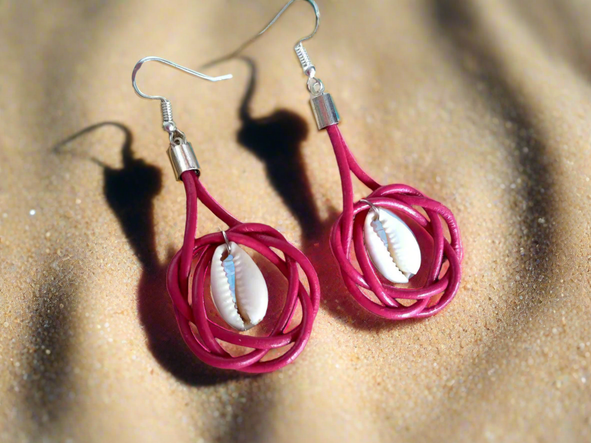 pendientes caracolas y nacar y cuero