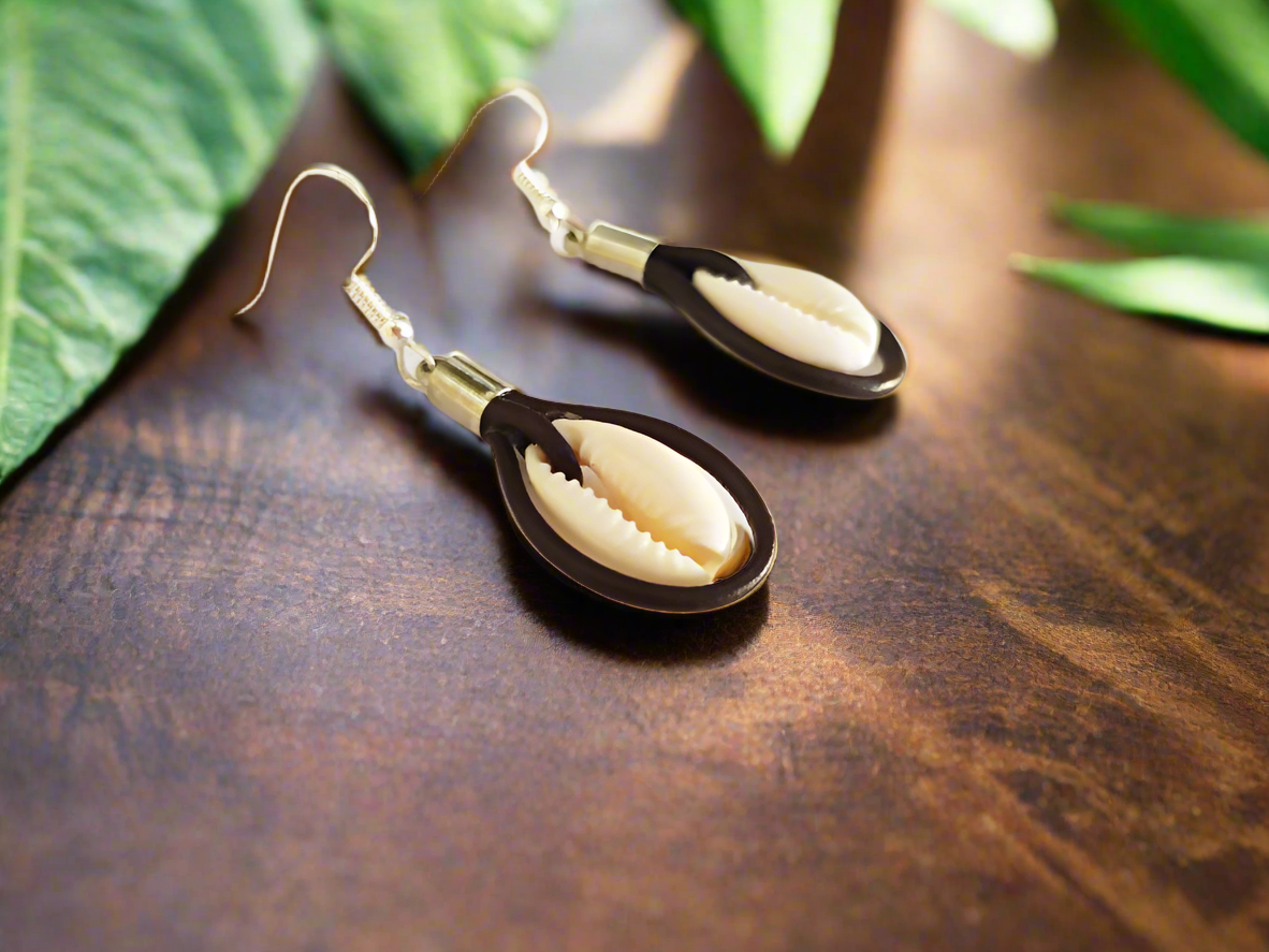 pendientes caracolas y  cuero