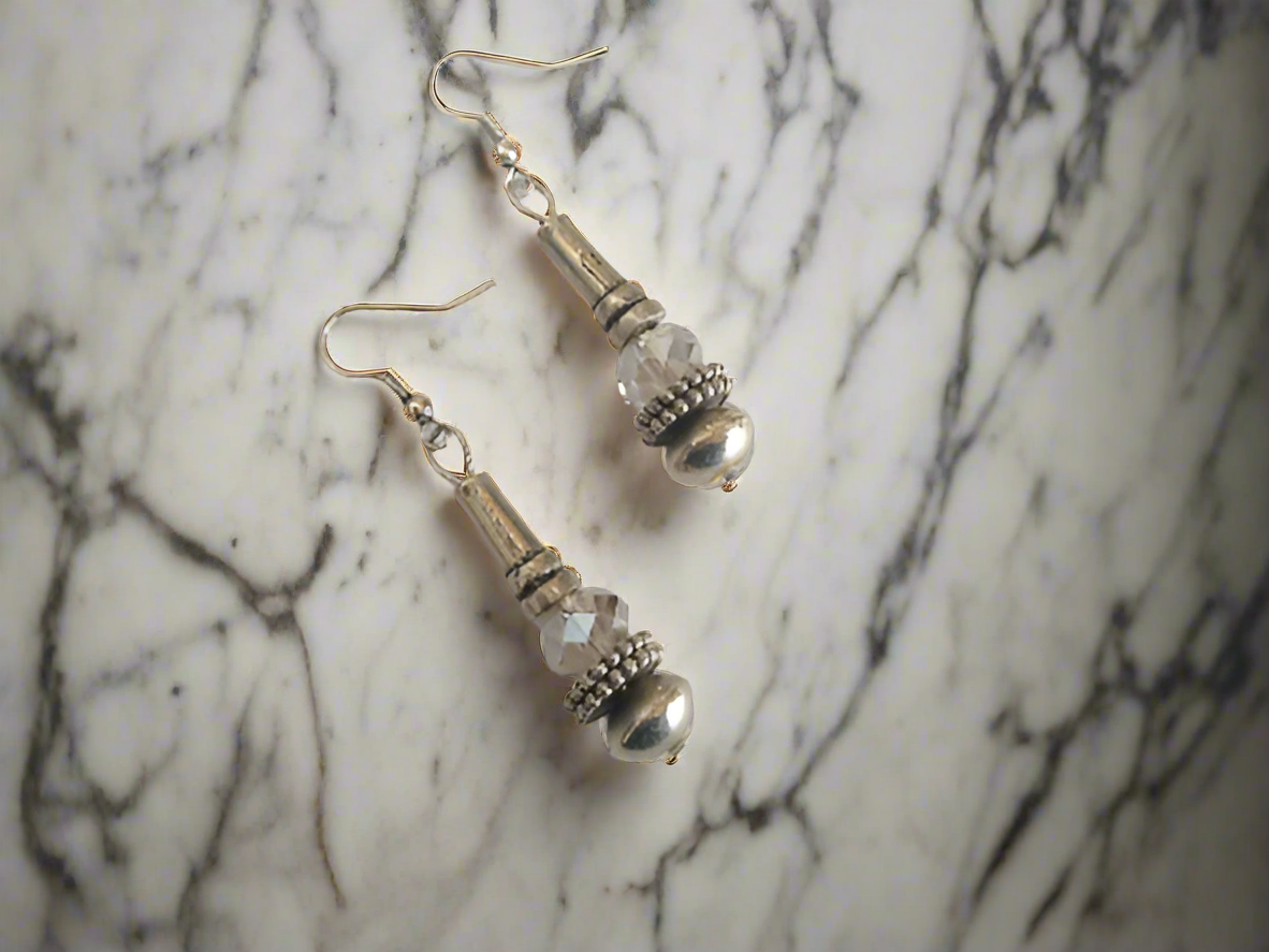 pendientes plateados y cristal facetado con ganchos de plata o acero quirúrgico