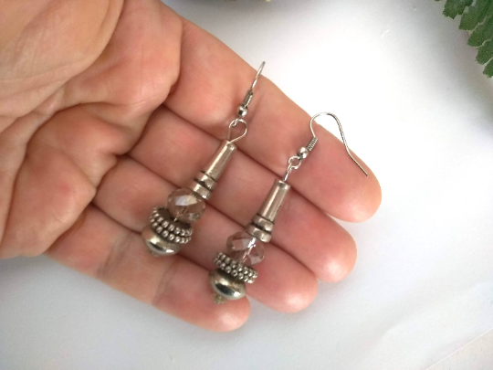 pendientes plateados y cristal facetado con ganchos de plata o acero quirúrgico