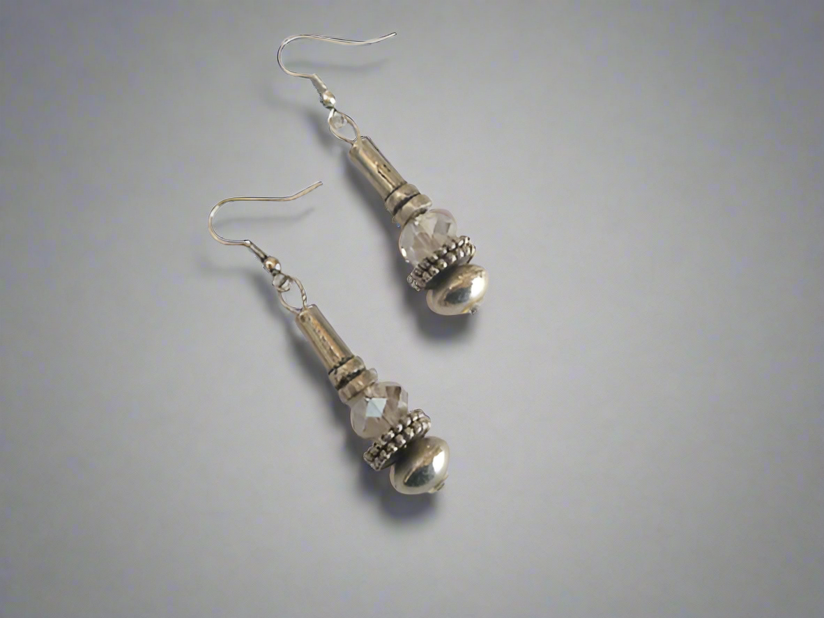 pendientes plateados y cristal facetado con ganchos de plata o acero quirúrgico