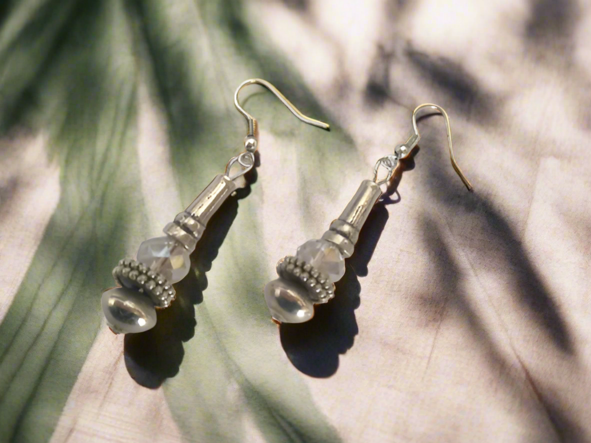 pendientes plateados y cristal facetado con ganchos de plata o acero quirúrgico