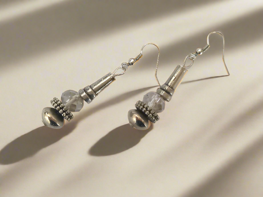 pendientes plateados y cristal facetado con ganchos de plata o acero quirúrgico