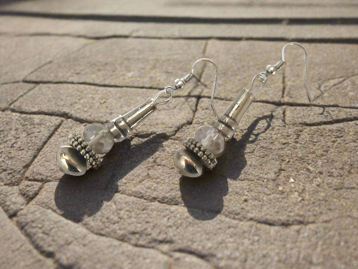 pendientes plateados y cristal facetado con ganchos de plata o acero quirúrgico