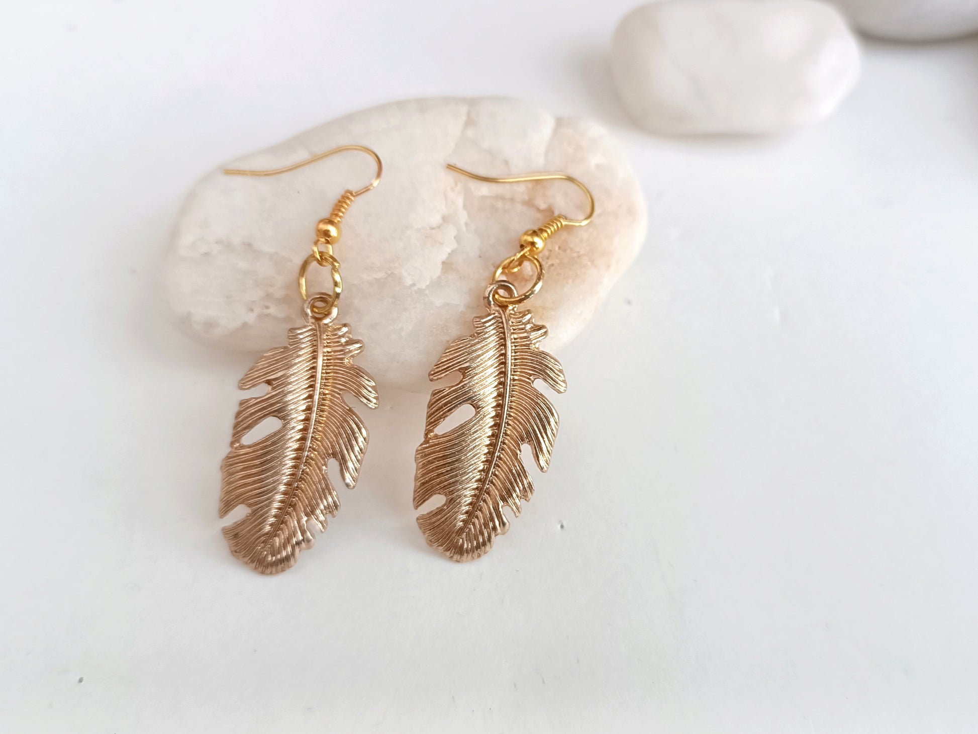 pendientes pluma dorada