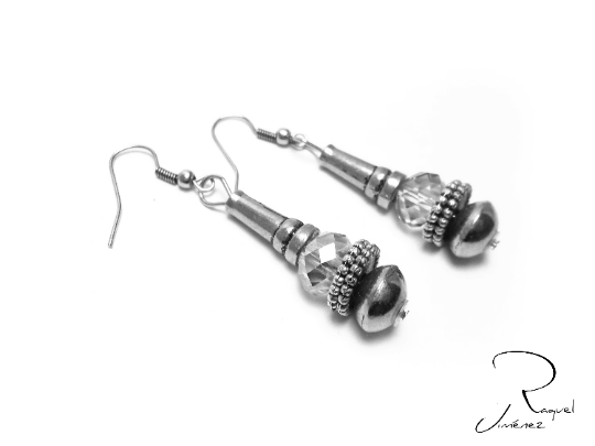 pendientes plateados y cristal facetado con ganchos de plata o acero quirúrgico