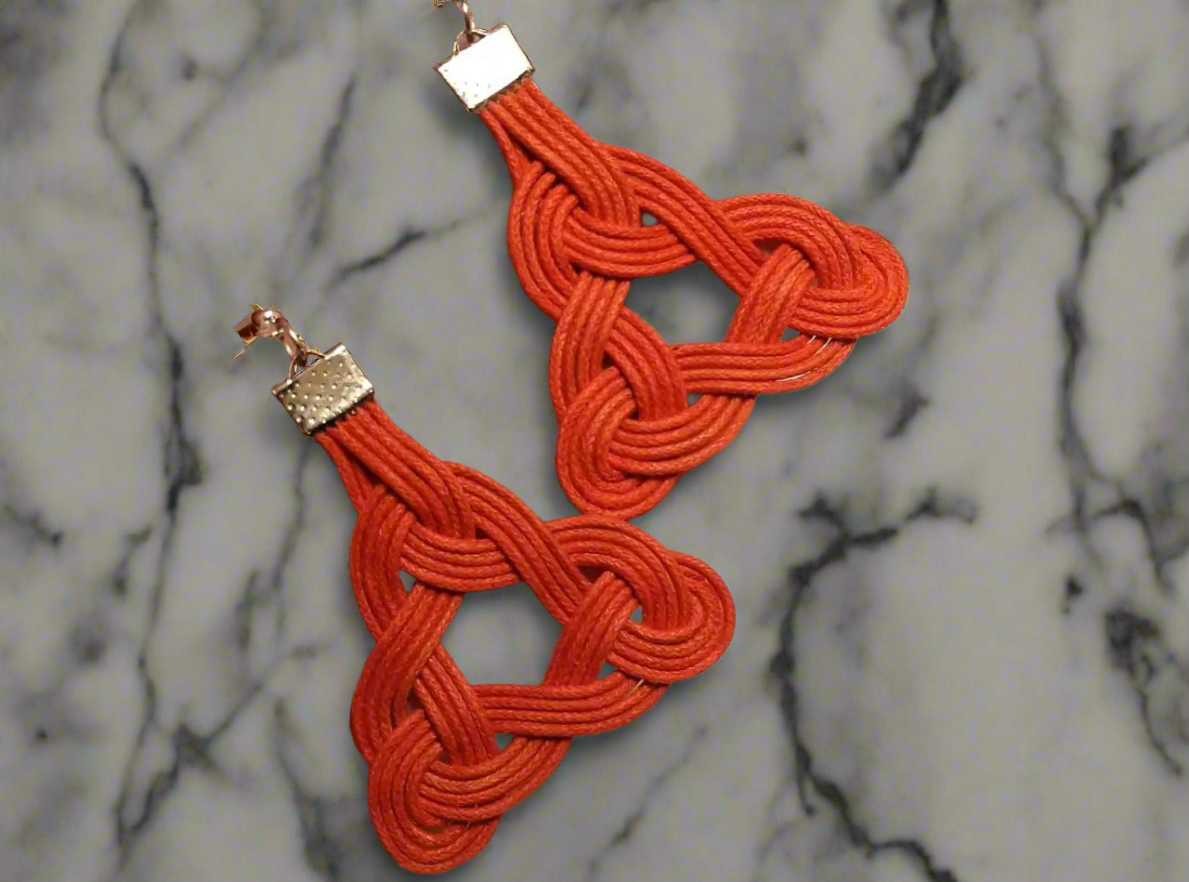 pendientes rojos triskel o triqueta. Raquel Jimenez Artesania