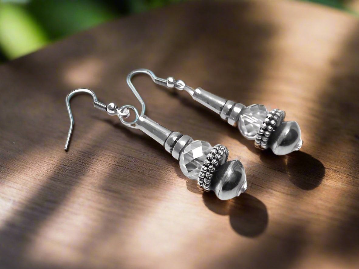 pendientes plateados y cristal facetado con ganchos de plata o acero quirúrgico