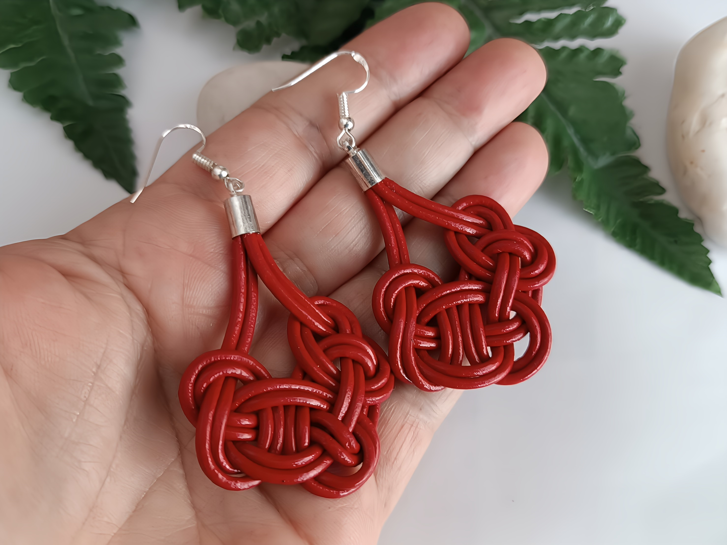 Pendientes cuero y plata con nudos celta irlandés.