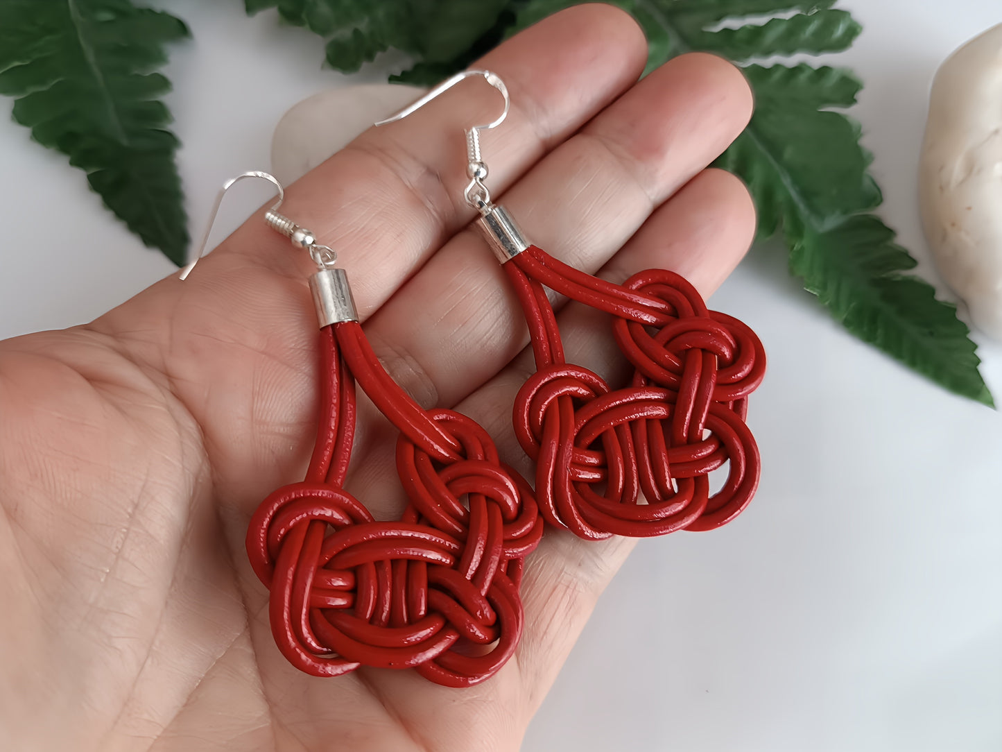 Pendientes cuero y acero con nudo marinero azul