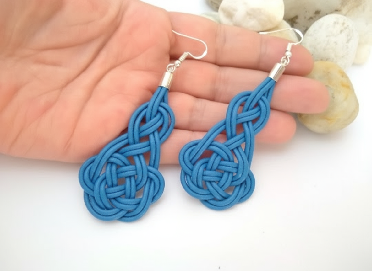 Pendientes celtas largos de cuero y acero con nudos de macramé
