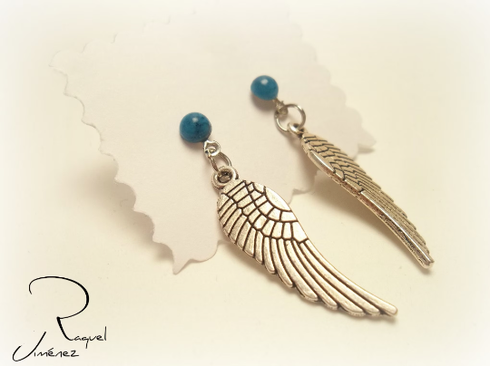 pendientes con alas y botón turquesa