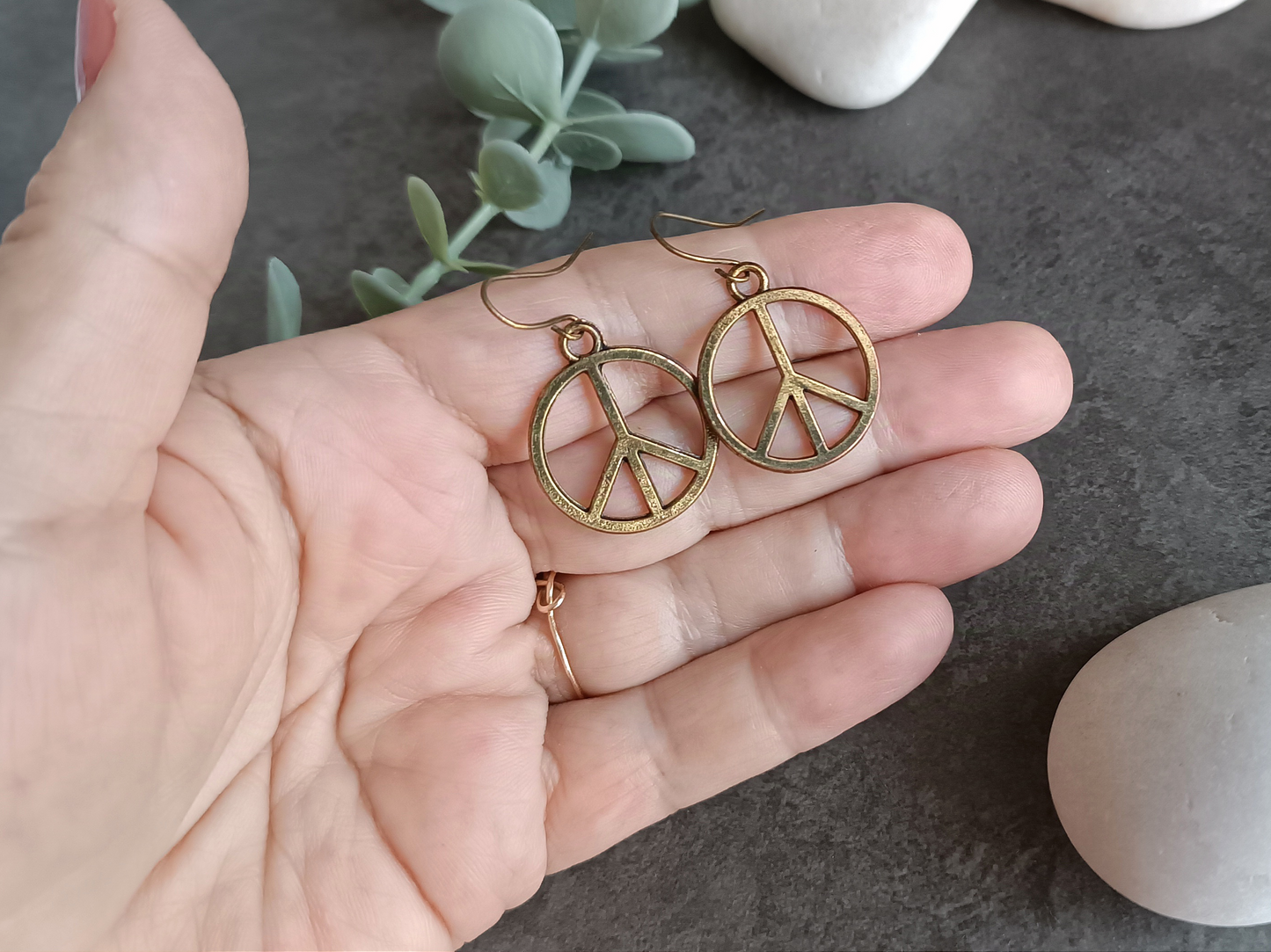 Pendientes con simbolo de la paz bronce envejecido