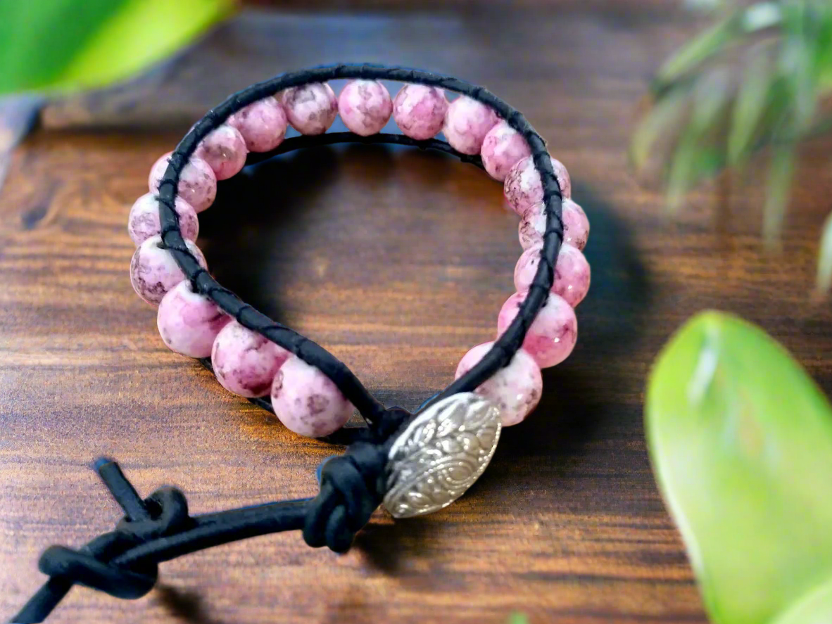 pulsera cuero y bolas rosas