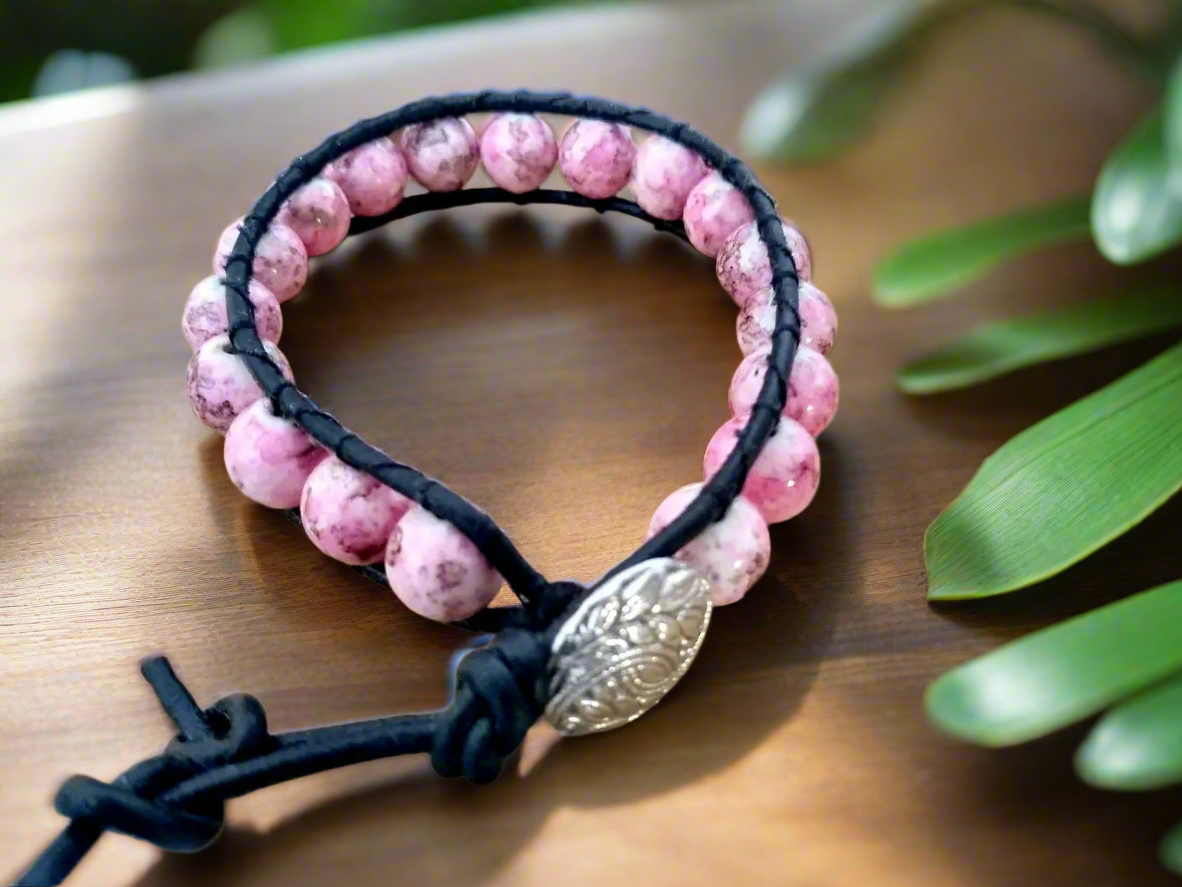 pulsera cuero y bolas rosas