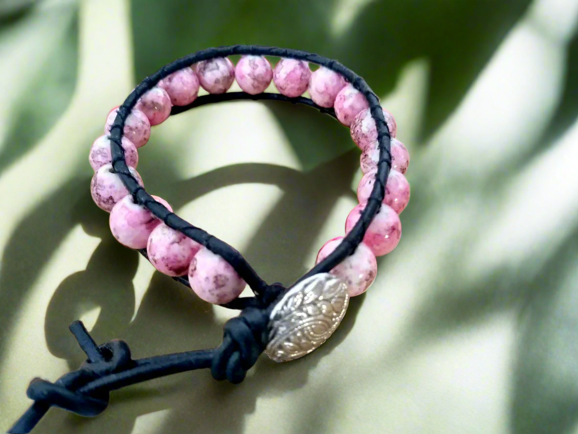 pulsera cuero y bolas rosas